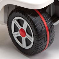 Mini Racer 6V, marca Peg-Perego: Banda de cauciuc pentru aderenta sporita si reducerea zgomotului
